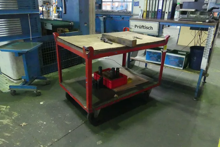 Industrie-Tischwagen, ohne Inhalt 1x Maße in cm ca. 220 x 110 x 600 / 1x Maße in cm ca. 270 x 110 x 600